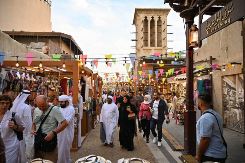 الإمارات: معاملة الخليجيين كالمواطنين في ممارسة الأنشطة الاقتصادية والمهن