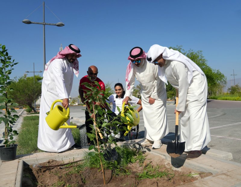 رئيس "البارالمبية" يشارك في "أسبوع الشجرة" دعماً لتحقيق الحياد الكربوني
