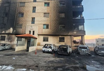 بالفيديو: مستوطنون إسرائيليون يحرقون 20 سيارة في البيرة