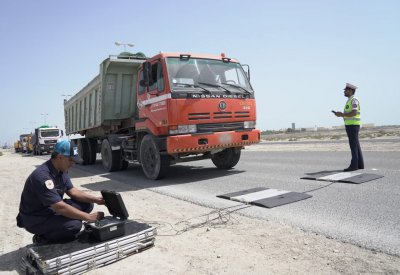 "المرور": مخالفة 768 شاحنة في أكتوبر من بينها اشتراطات الحمولة