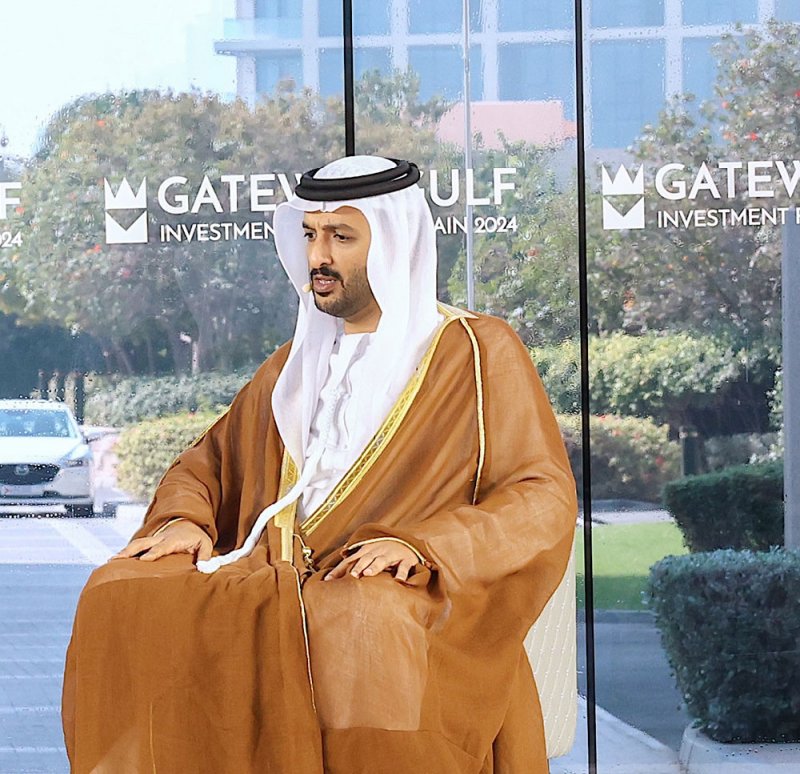 وزير الاقتصاد الإماراتي: الإمارات حلقة وصل بين الشرق والغرب