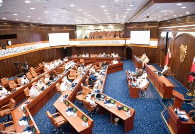 إلزام جامعة البحرين والجامعات الخاصة بتوظيف البحرينيين من حاملي الشهادات العليا