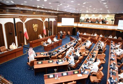 إيجاد حل جذري لمشكلة سكن العزاب واعتماد الأقدمية في توزيع الوحدات الإسكانية