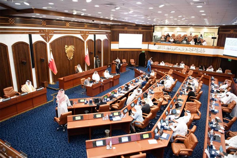 إيجاد حل جذري لمشكلة سكن العزاب واعتماد الأقدمية في توزيع الوحدات الإسكانية