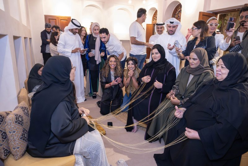 بالصور..نجوم الخليج في زيارة للمحرق