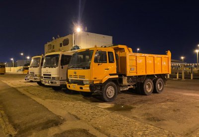 بالصور: الشاحنات الثقيلة تخنق أهالي مدينة عيسى
