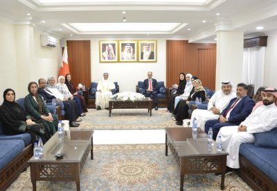 محافظ الشمالية يكرم عدد من الأطباء البحرينيين بمناسبة يوم الطبيب البحريني