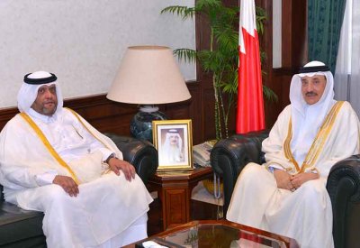 وزير العمل يلتقي سفير دولة قطر لدى البحرين