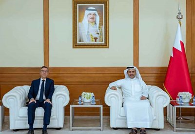 وزير الإعلام يستقبل سفير الجمهورية الفرنسية لدى مملكة البحرين