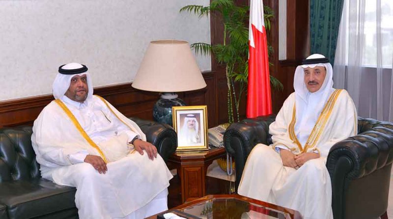 وزير العمل يلتقي سفير دولة قطر لدى البحرين