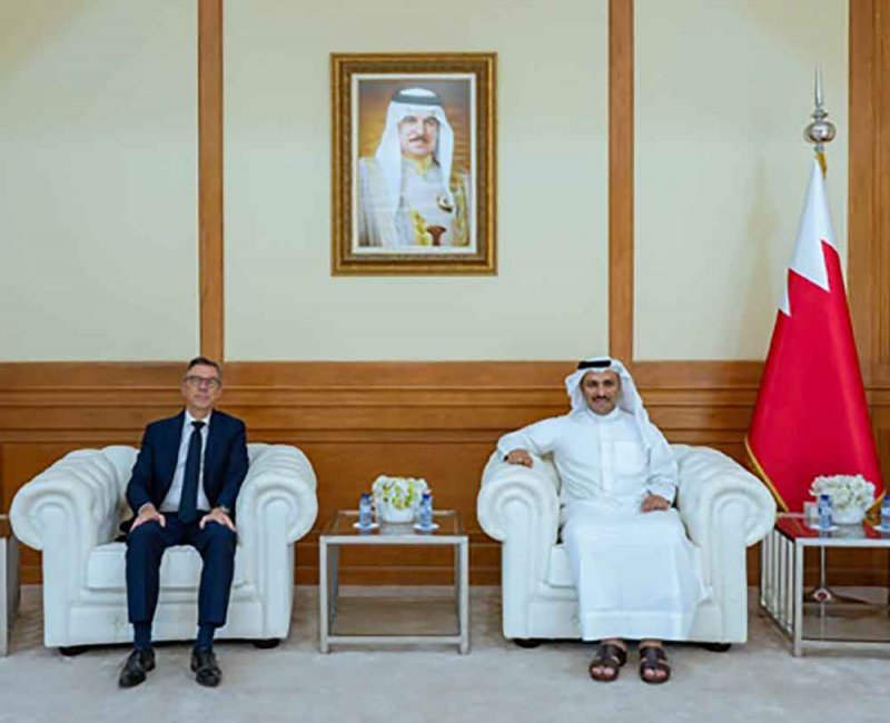 وزير الإعلام يستقبل سفير الجمهورية الفرنسية لدى مملكة البحرين