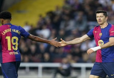 مدرب برشلونة فليك يعتذر عن تصرفه مع ليفاندوفسكي
