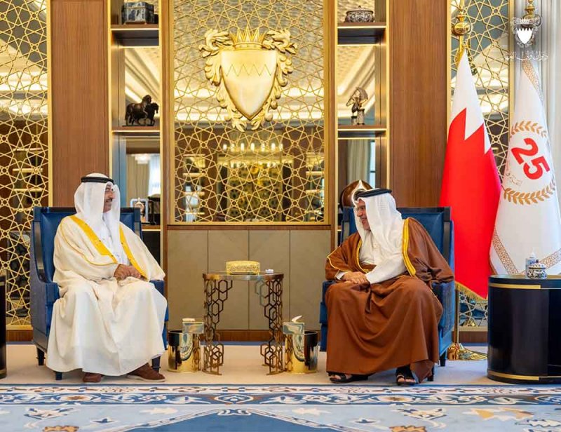 سمو ولي العهد رئيس الوزراء يلتقي محمد الكعبي ويثني على جهوده خلال فترة عمله كوزير للمواصلات والاتصالات
