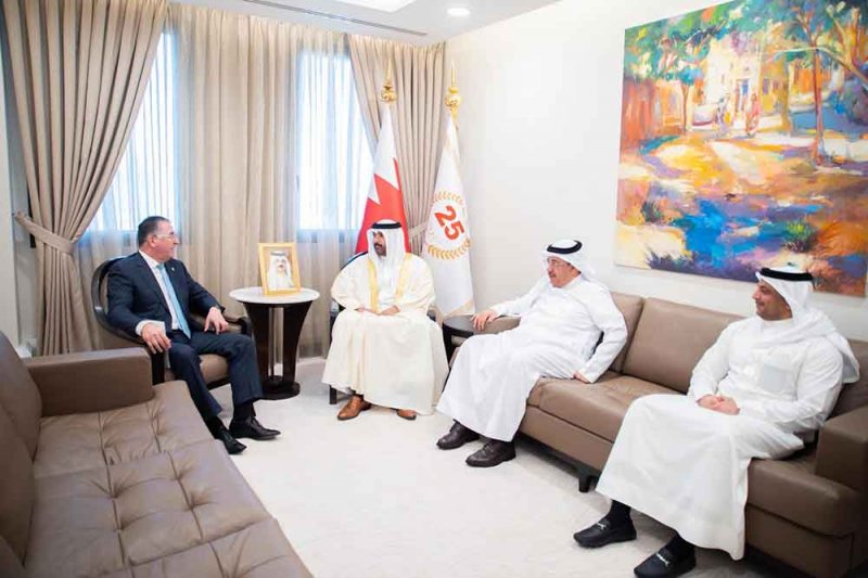 النعيمي يسلم القنصل الفخري للاتحاد السويسري الإجازة القنصلية لمباشرة مهامه في مملكة البحرين
