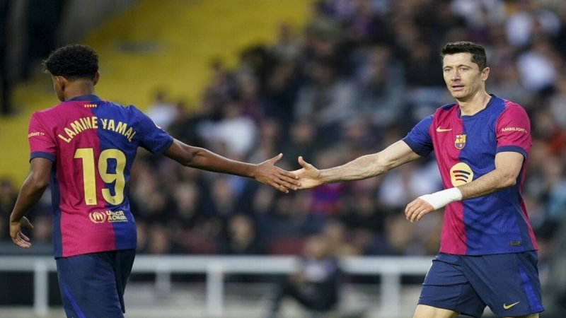 مدرب برشلونة فليك يعتذر عن تصرفه مع ليفاندوفسكي
