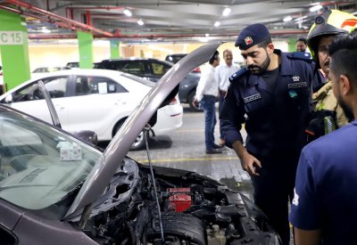 بالصور: إخماد حريق اندلع بمركبة في أحد مواقف المجمعات التجارية بمنطقة السنابس