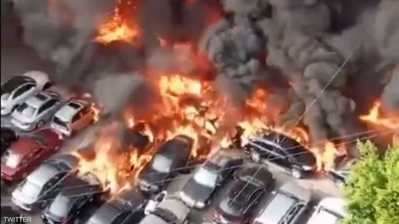 بالفيديو: حريق هائل وتضرر عشرات السيارات في بيروت