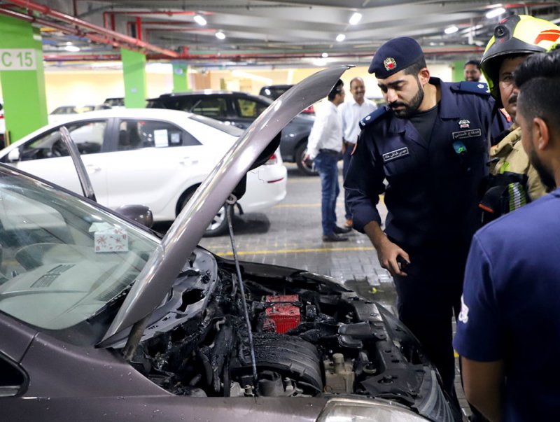 بالصور: إخماد حريق اندلع بمركبة في أحد مواقف المجمعات التجارية بمنطقة السنابس