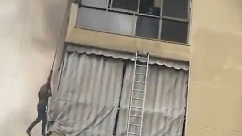 بالفيديو: فر من حريق فسقط هاوياً من أعلى المبنى.. مشهد مرعب من بيروت