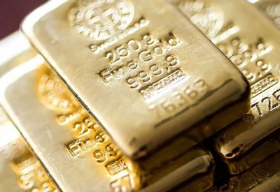 الذهب يواصل خسائره مع ترقب المستثمرين لبيانات أميركية