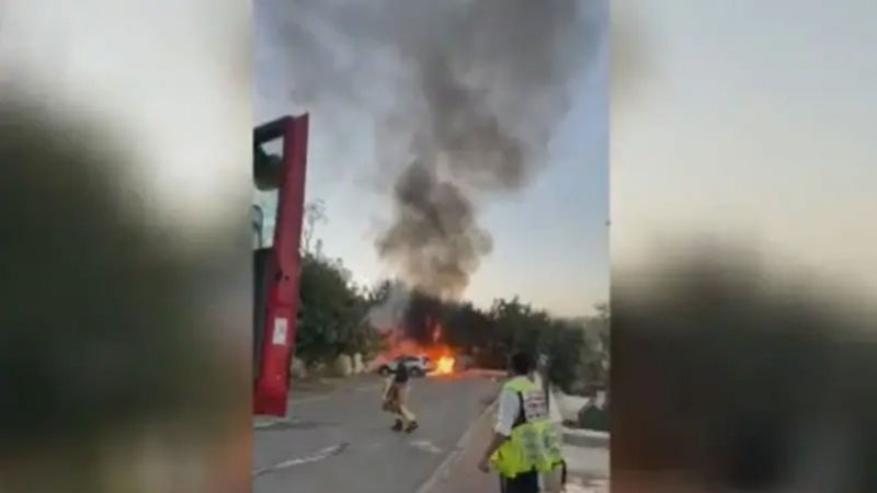 إسرائيل تعترض صاروخا باليستيا أطلق من اليمن.. وشظاياه تشعل حرائق