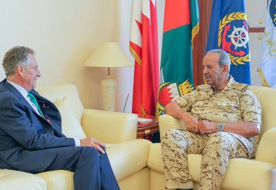 القائد العام لقوة دفاع البحرين يستقبل نائب رئيس مجلس الاستشارة العالمي رئيس هيئة الدفاع للقوات المسلحة البريطانية السابق‎