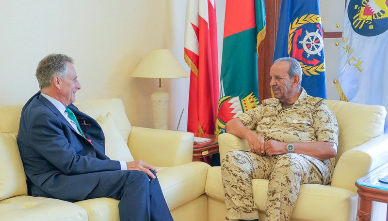 القائد العام لقوة دفاع البحرين يستقبل نائب رئيس مجلس الاستشارة العالمي رئيس هيئة الدفاع للقوات المسلحة البريطانية السابق‎