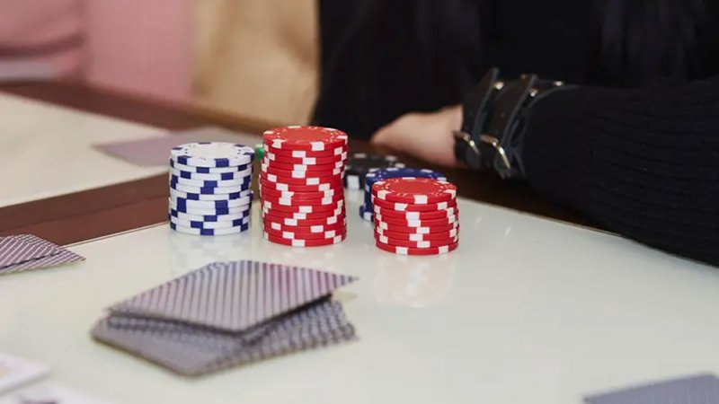 فضحية في تركيا تطيح بمشاهير.. لاعب معروف ومذيع ومؤثرين