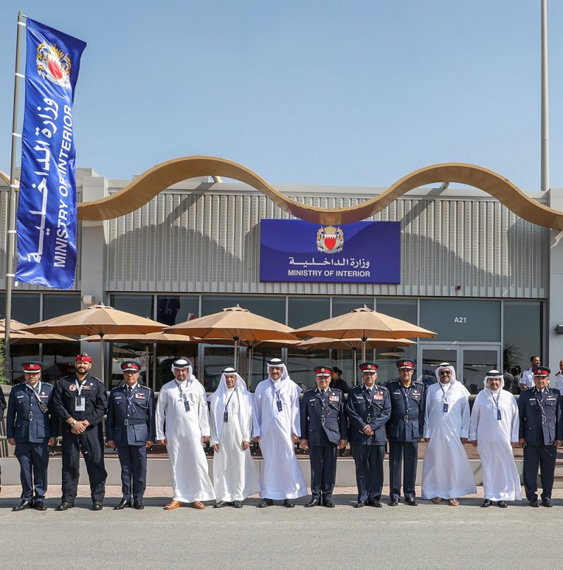 نائب وزير الداخلية يزور معرض البحرين الدولي للطيران