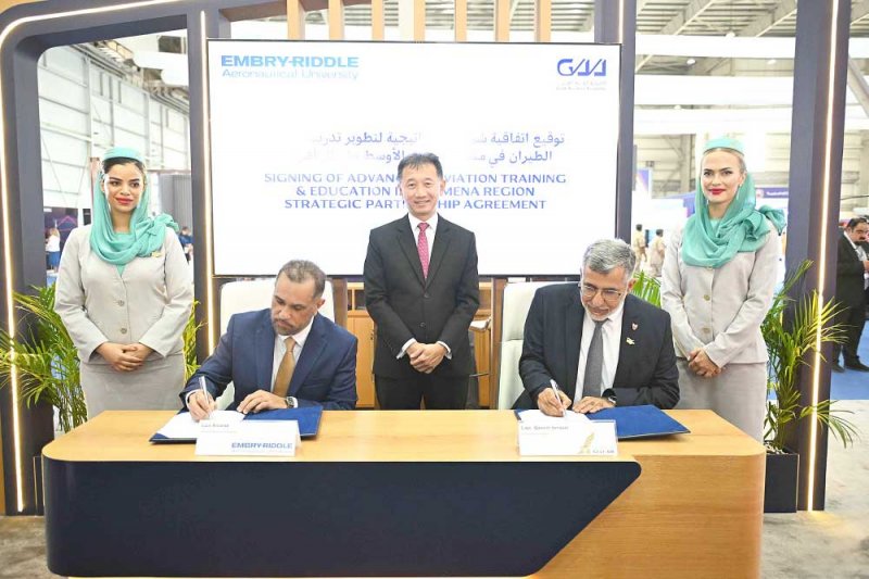 أكاديمية “الخليج للطيران”  توقع شراكة مع “إمبري ريدل”