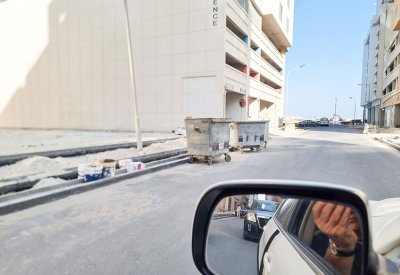 براميل القمامة مرمية في شارع الجفير