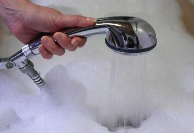 الخرف.. انتبه لهذه "العلامة المفاجئة" أثناء الاستحمام