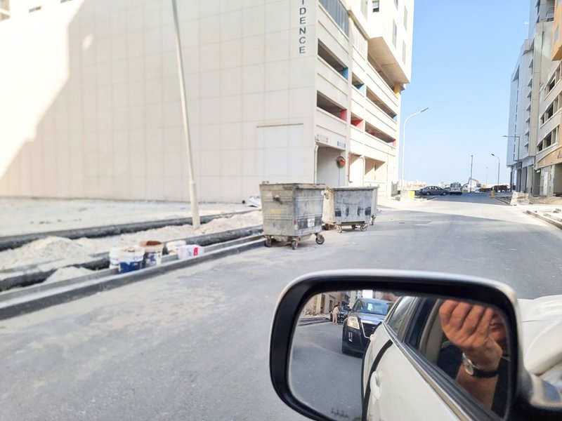 براميل القمامة مرمية في شارع الجفير