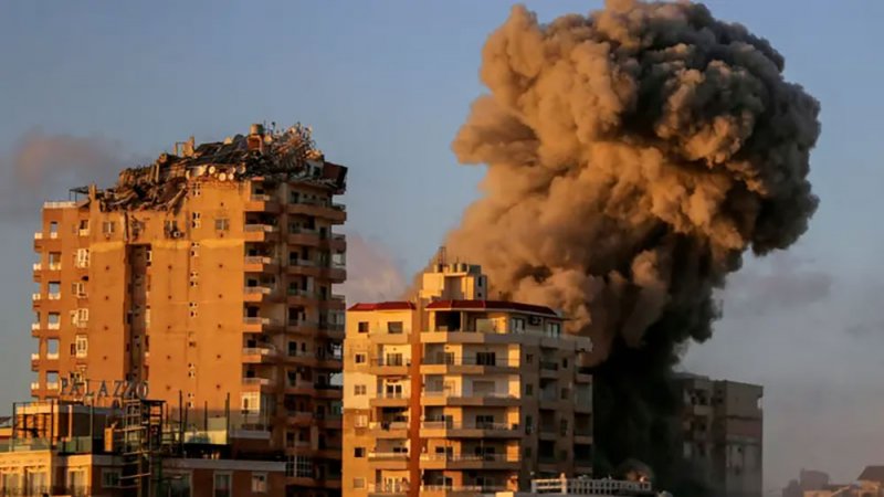 تجدد الغارات على لبنان.. وصواريخ حزب الله تستهدف شمال تل أبيب