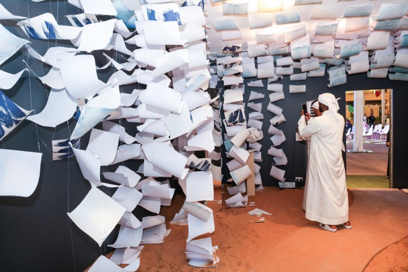 مهرجان العين للكتاب 2024 يطبع بالشمس 5 آلاف صفحة من "كلمات القائد"