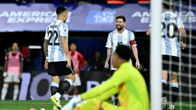 بمساعدة ميسي.. لاوتارو مارتينيز يعادل مارادونا