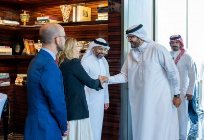 سمو الشيخ عيسى بن سلمان بن حمد يطلق الحزمة الأولى من نوعها من برامج تدريب القيادات التنفيذية البحرينية