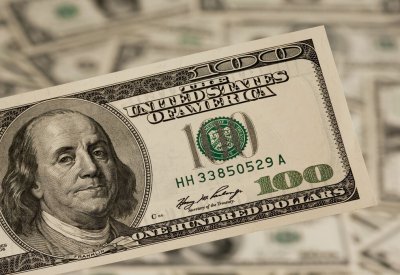 مصر.. الدولار يقترب من مستوى تاريخي و"النقد الدولي" يكشف أسباب "تراجع الاقتصاد"