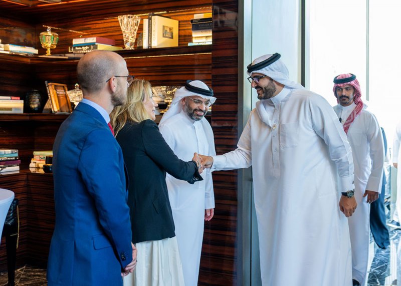 سمو الشيخ عيسى بن سلمان بن حمد يطلق الحزمة الأولى من نوعها من برامج تدريب القيادات التنفيذية البحرينية