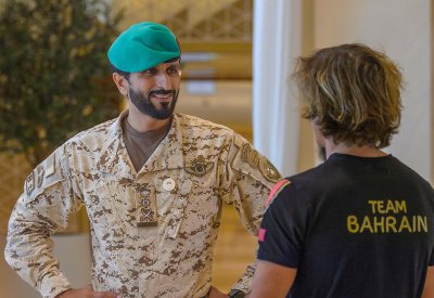 ناصر بن حمد يشجع البطل روبرت كاراس في رحلة تحدي 150 يوما للترايثلون لتسجيل رقم عالمي من البحرين