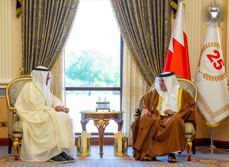سمو ولي العهد رئيس مجلس الوزراء يتسلّم دعوة موجهة إلى جلالة الملك المعظم من أمير دولة الكويت