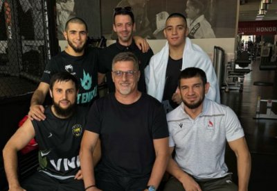 مدرب منتخب البحرين لكرة القدم يزور المعسكر التدريبي للنجم العالمي محمد موكاييف