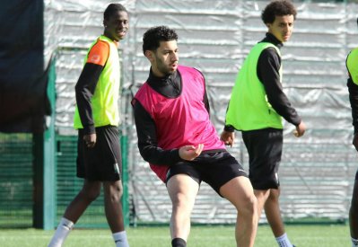 من ملاعب “إنجلترا” إلى حلم تمثيل “البحرين”