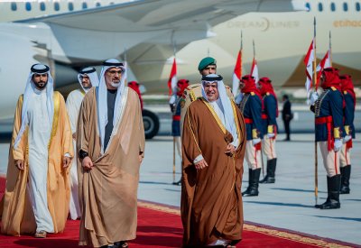 بالصور: سمو ولي العهد رئيس مجلس الوزراء في مقدمة مستقبلي سمو الشيخ خالد بن محمد بن زايد آل نهيان