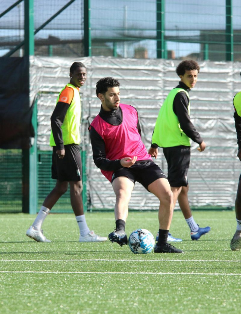 من ملاعب “إنجلترا” إلى حلم تمثيل “البحرين”