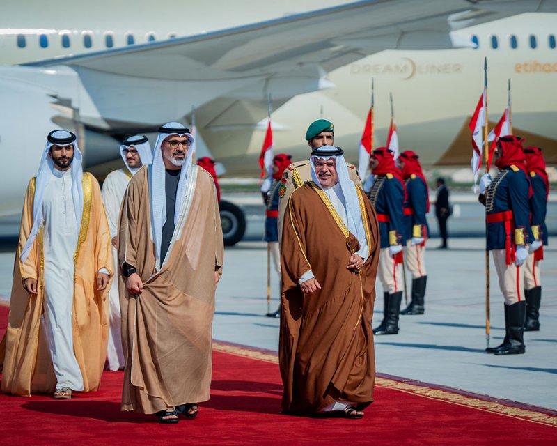 بالصور: سمو ولي العهد رئيس مجلس الوزراء في مقدمة مستقبلي سمو الشيخ خالد بن محمد بن زايد آل نهيان