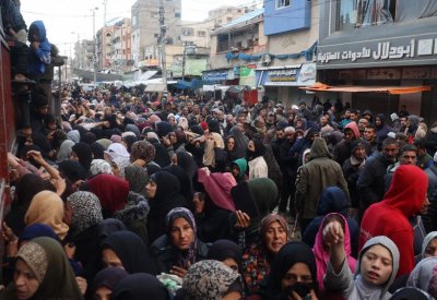 مقتل 12 بقصف إسرائيلي استهدف مدرسة تؤوي نازحين في غزة