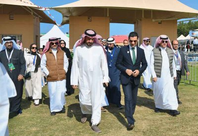 بالصور: وزير "البلديات" يتفقد معرض مراعي ويطلع على جناح التمور