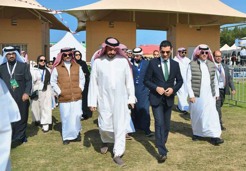 بالصور: وزير "البلديات" يتفقد معرض مراعي ويطلع على جناح التمور