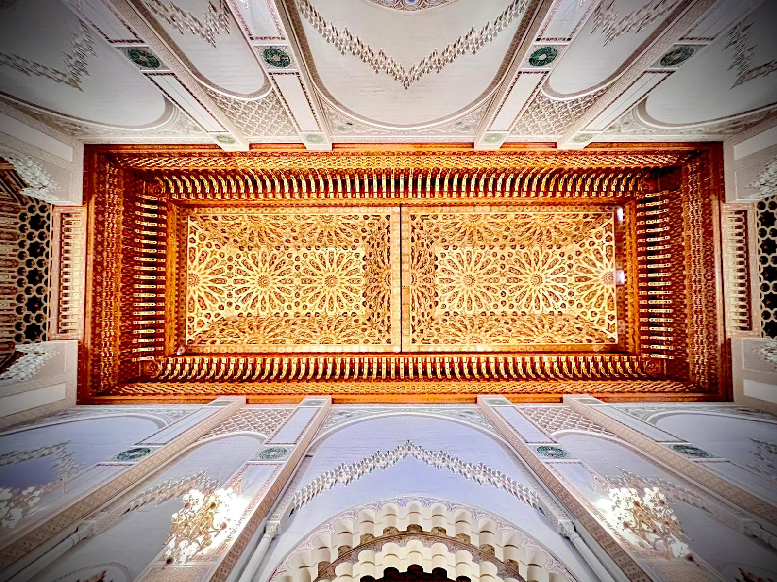 سقف المسجد يفتح في شهر رمضان لدخول ضوء الشمس